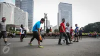 Bakal calon (balon) Gubernur DKI Jakarta Sandiaga Uno saat memungut  sampah pada Car Free Day dikawasan Bunderan HI, Jakarta, Minggu (27/3/2016). Sandiaga Uno bakal calon Gubernur DKI Jakarta dari partai Garinda. (Liputan6.com/Faizal Fanani)