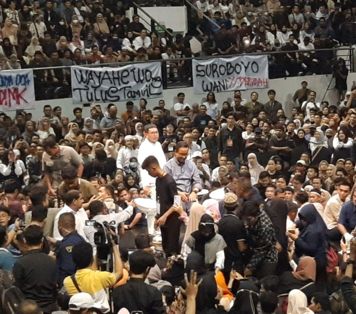 Sementara itu, Anies Baswedan menyebut acara "Desak Anies" di DBL Arena Surabaya sangat dahsyat karena peserta-nya yang membludak.