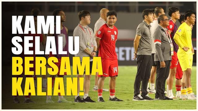 Berita video dengan ekspresi kecewa, para pemain, Shin Tae-yong dan staf, tetap bernyanyi lagu Tanah Airku Bersama para pendukung yang hadir di Stadion Manahan Solo.
