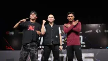 Petarung Indonesia, Kkajhe (kiri) dan Aziz Calim (kanan), pada sesi konferensi pers Byon Combat 5, di SCTV Tower, Rabu (21/5/2025). (Bola.com/Abdul Azis)