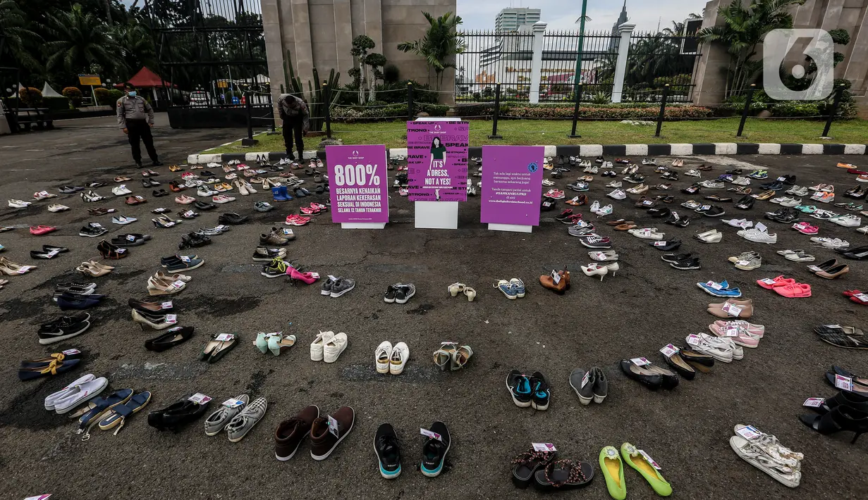 Ratusan sepatu diletakan saat aksi diam 500 Langkah Awal Sahkan Rancangan Undang-Undang Penghapusan Kekerasan Seksual (RUU PKS) di depan gedung DPR, Jakarta, Rabu (25/11/2020). (Liputan6.com/Johan Tallo)