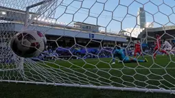 Pemain Paris Saint-Germain (PSG) Lee Kang In mencetak dua gol di babak kedua. Satu gol lainnya dibuat oleh Hwang In Beom di babak pertama. (AP Photo/Thanassis Stavrakis)