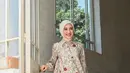 Padu padan outfit bercorak semarak tak perlu bingung. Cut Syifa tampil chic mengenakan atasan lengan panjang dengan panjang yang asimetris bercorak floral yang semarak, serasi dengan pleated skirt, dan hijab polosnya. [Foto: Instagram/cutsyifaa]