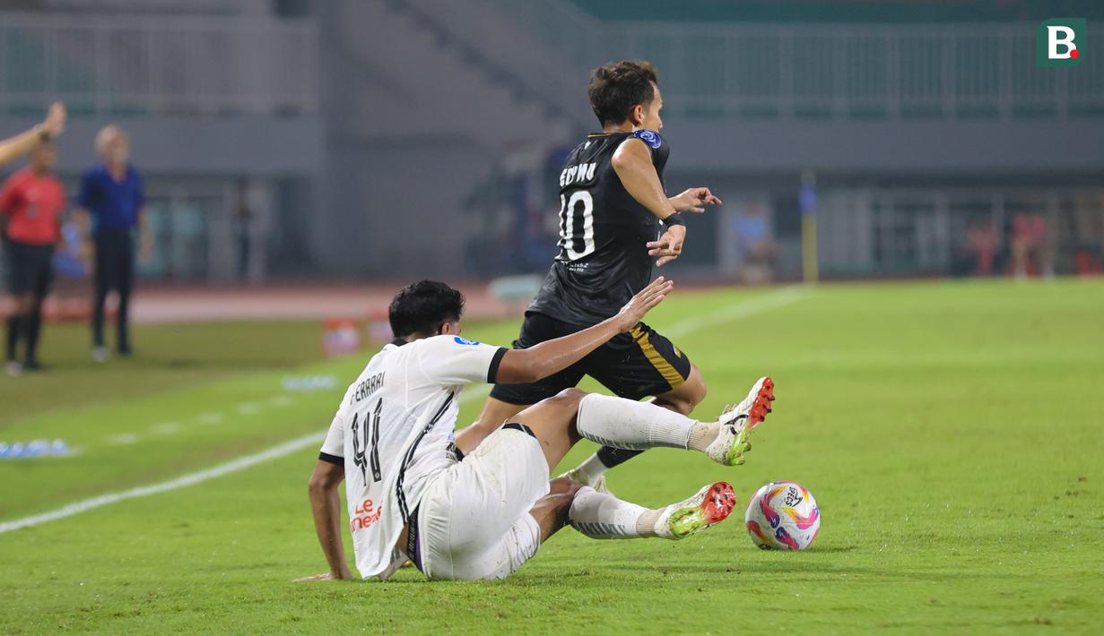 Bek Persija Jakarta, Muhammad Ferrari harus jatuh bangun mengejar Egy Maulan Vikri dalam laga pekan ke-22 BRI Liga 1 2024/2025 Dewa United vs Persija Jakarta di Stadion Pakansari, Sabtu (8/2/2025). (Bola.com/Abdul Aziz)