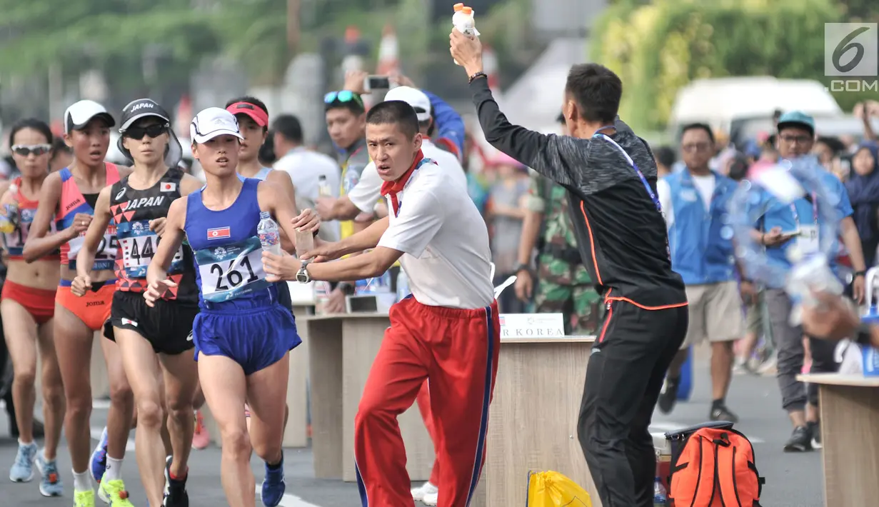 Para pelari putri melintasi Jalan MH Thamrin saat mengikuti lari maraton putri nomor 42 kilometer Asian Games 2018, Jakarta, (26/8). Medali perak diraih Nogami Keiko dari Jepang dengan catatan waktu 2 jam 36 menit 27 detik. (Merdeka.com/Iqbal S. Nugroho)