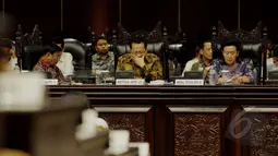 Ketua DPD RI Irman Gusman (tengah) saat menghadiri Rapat Paripurna, Jakarta, Rabu (8/4/2015). Rapat paripurna berisi ikhtisar hasil pemeriksaan BPK RI semester II tahun 2014. (Liputan6.com/Andrian M Tunay)