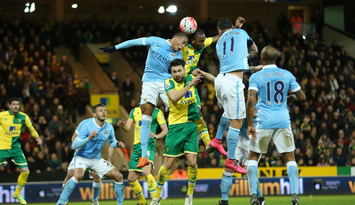 Pemain Norwich City dan  Manchester City berebut bola pada laga Babak ketiga Piala FA di Stadion Carrow Road, Norwich, Sabtu (9/1/2016).  (Reuters/Alex Morton)