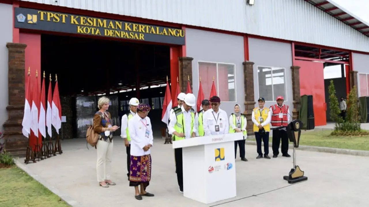Presiden Joko Widodo (Jokowi) meresmikan tempat pengolahan sampah terpadu (TPST) Kesiman Kertalangu yang terletak di Kota Denpasar, Provinsi Bali, pada Senin, 13 Maret 2023. (istimewa)