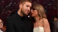 Calvin Harris dan Taylor Swift yang terlihat mesra dalam sebuah ajang penghargaan bergengsi pada 2015 silam (Billboard)