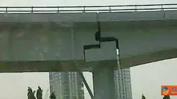 Citizen6, Jakarta: Keadaan jembatan Flyover Kebon Jeruk sangat membahayakan. Para pengendara harus ekstra hati-hati. (Pengirim: Pariyono)