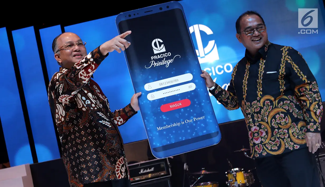 Chairman MIS Group Tedy Agustiansjah menyerahkan "mock up" kepada Sekretaris Kementerian Koperasi dan UKM Meliadi Sembiring saat Penganugrahan Lomba Foto Praja 2018 sekaligus peluncuran Pracico Privilege, Jakarta, Jumat (16/11). (Liputan6.com/Johan Tallo)