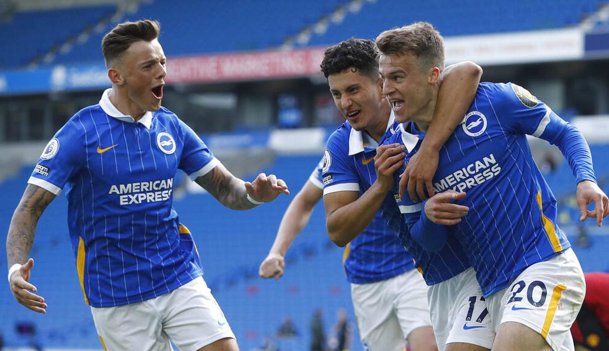 Para pemain Brighton Hove Albion, Solly March, melakukan selebrasi usai mencetak gol ke gawang Manchester United pada laga Liga Inggris, Sabtu (26/9/2020). Setan Merah menang dengan skor 3-2. (John Sibley/Pool via AP)