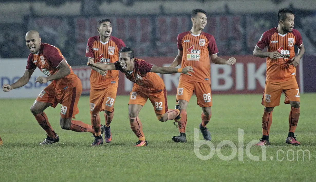 Selebrasi pemain Pusamania Borneo FC setelah memenangkan laga semifinal leg kedua Piala Presiden 2017 melalui adu penalti melawan Persib Bandung di Stadion Si Jalak Harupat, Soreang Jawa Barat,  Minggu (5/3/2017).  (Bola.com/Peksi Cahyo)