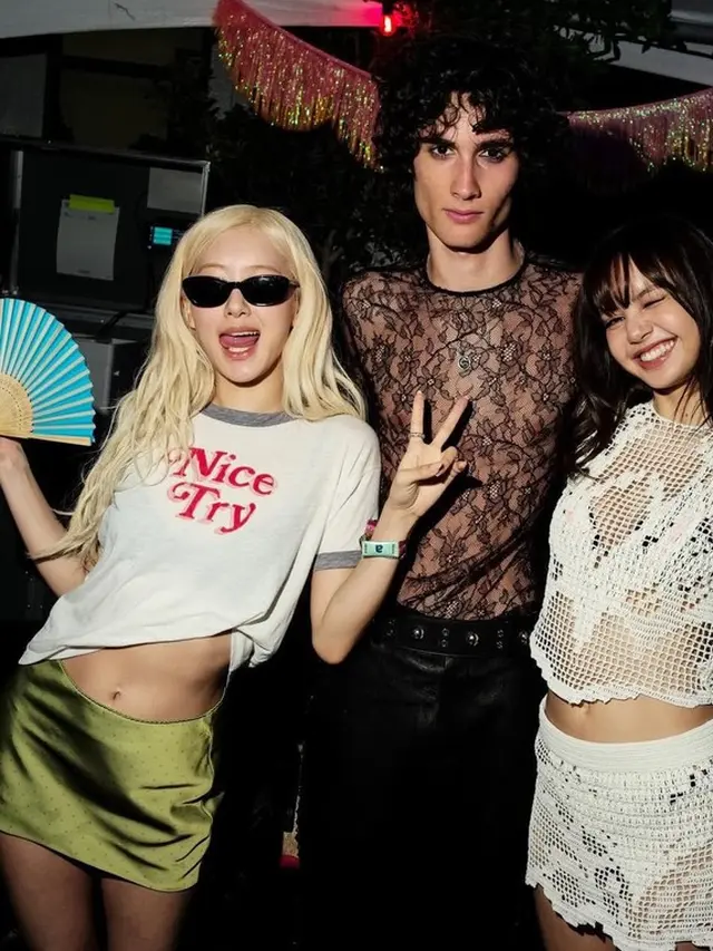 Gaya Kompak Rose, Lisa, dan Jennie BLACKPINK dengan Atasan Putih Nonton Coachella 2026, Tetap Festive dan Slay