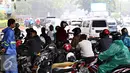 Pengendara sepeda motor berteduh di bawah flyover saat hujan turun, Jakarta, Senin (16/11). Petugas kepolisian akan menerapkan tilang dengan denda maksimal Rp250.000. (Liputan6.com/Immanuel Antonius)