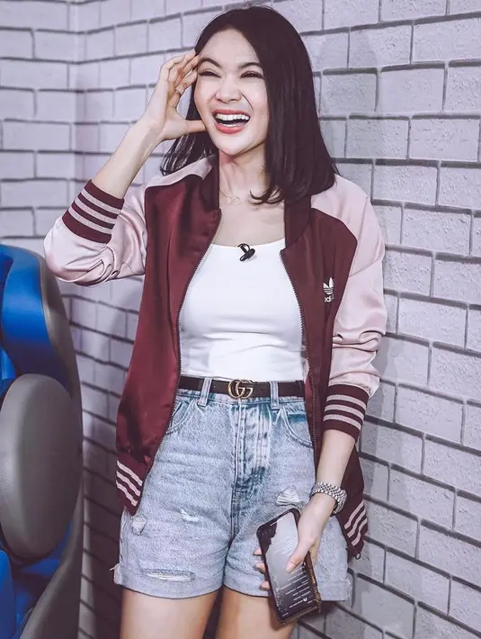 Kali ini, Wika Salim tampil lebih sporty memadukan jaket dengan tank top putih dan celana jeans pendek. (Instagram/wikasalim).