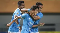 Pemain Sulut United, Mahdi Albaar merayakan golnya ke gawang PSMS Medan.