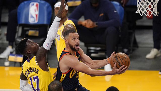 Pebasket Golden State Warriors, Stephen Curry, saat menghadapi Los Angeles Lakers di NBA.