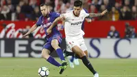 Pemain Barcelona, Jordi Alba (kiri) berusaha merebut bola dari kaki pemain Sevilla, Correa pada laga La Liga Santander di Sanchez Pizjuan stadium, (31/3/2018). Barcelona bermain imbang 2-2 dengan Sevilla. (AP/Miguel Morenatti)