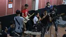 Para personel The Cash dan Andien melakukan rangkaian latihan persiapan mereka di konser Andien Metamorfosa di Studio Rossi, Fatmawati, Jakarta Selatan, Senin (14/9/2015). (Galih W. Satria/Bintang.com)