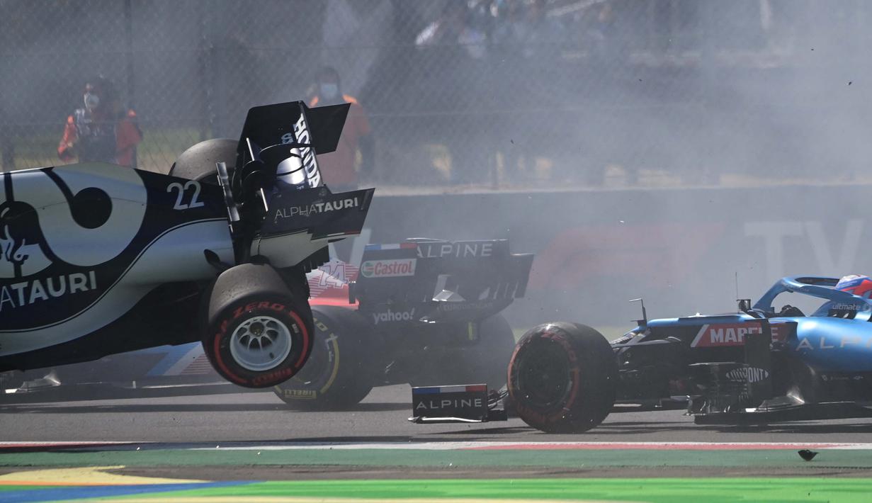 Melintirnya Bottas memicu kekacauan besar. Sebab, banyak pembalap yang tengah melaju kencang selepas start dan harus menghindari insiden tersebut. (AFP/Pedro Pardo)