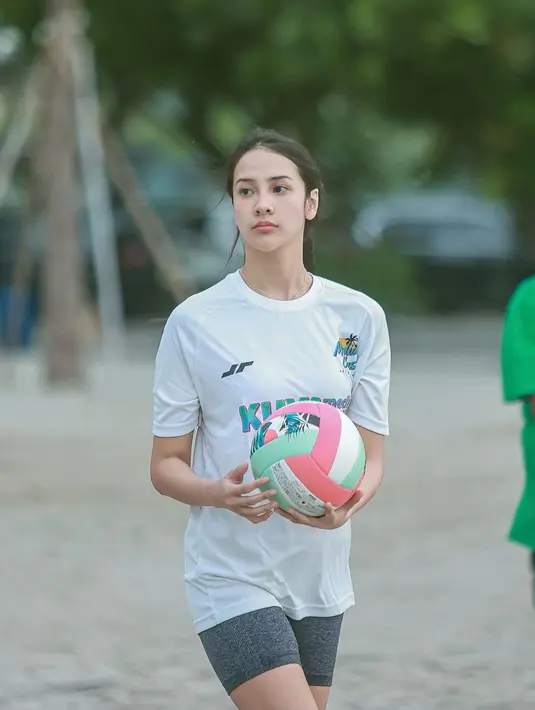 Anya Geraldine memang sangat senang berolahraga, Kini ia mencoba bola voli [Instagram/anyageraldine]