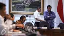 Menteri Perhubungan Ignasius Jonan berbincang dengan Menko Polhukam Luhut Pandjaitan sebelum mengikuti rapat terbatas di Kantor Presiden Komplek Kepresidenan, Jakarta, Rabu (29/6). (Liputan6.com/Faizal Fanani)