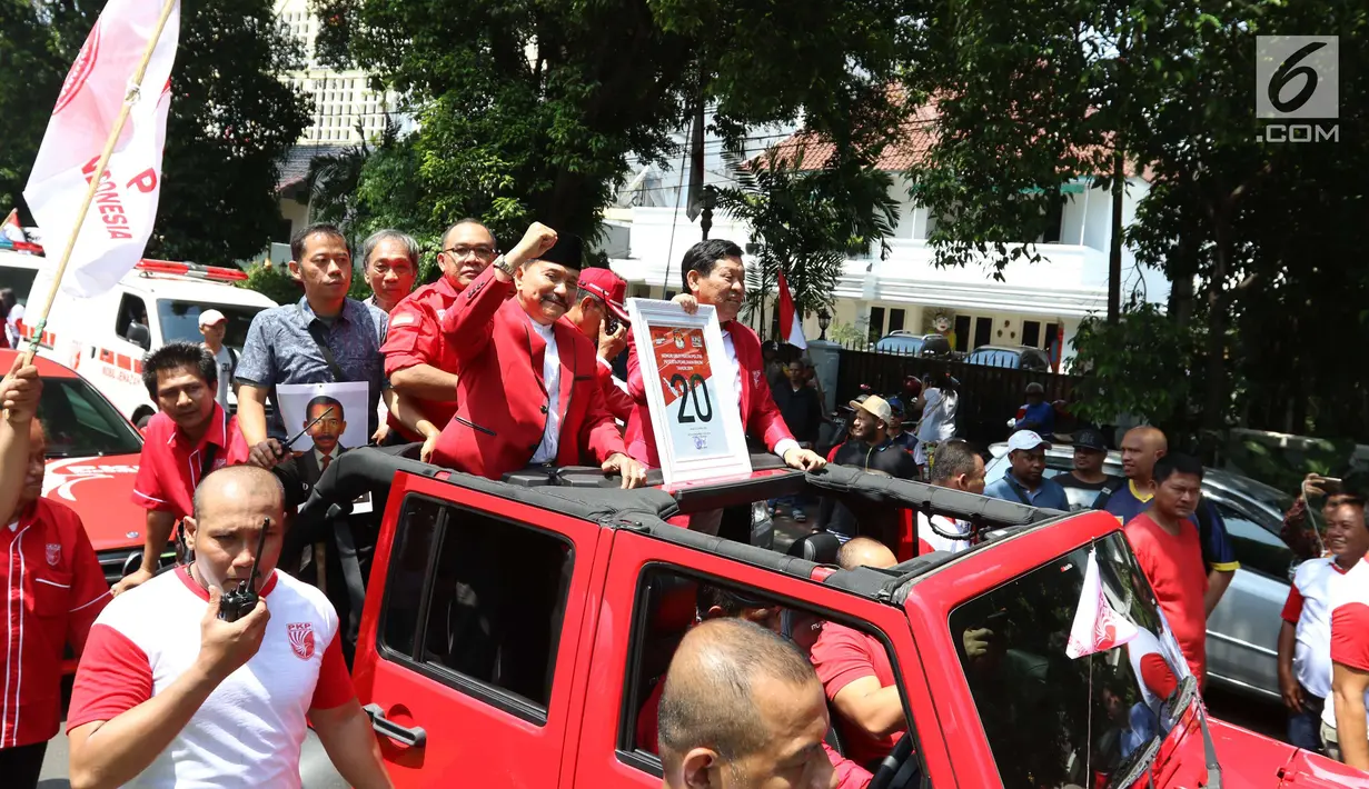 Ketua Umum PKPI AM Hendropriyono memegang plakat nomor urut 20 sambil mengepalkan tangan ke atas saat meninggalkan kantor KPU, Jakarta, Jumat (13/4). PKPI resmi menjadi partai peserta pemilu dengan nomor urut 20. (Liputan6.com/Angga Yuniar)