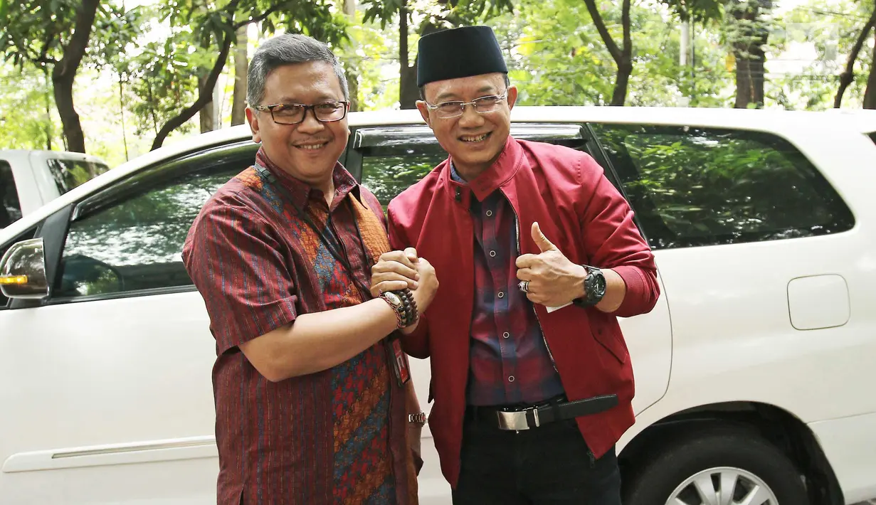 Bupati Ngawi Budi Sulistyono bersalaman dengan sekjen PDIP Hasto Kristiyanto di kediaman Megawati, Jakarta, Sabtu (14/10). PDI Perjuangan akan mengumumkan paslon Gubernur dan Wagub provinsi Jawa Timur 15 Oktober 2017. (Liputan6.com/Herman Zakharia)