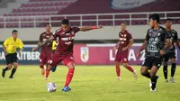 Penyerang Persis, Alberto Goncalves berusaha mencetak gol saat laga pembuka Liga 2 2021/2022 antara Persis Solo melawan PSG Pati di Stadion Manahan, Solo, Minggu (26/09/2021) malam WIB. Persis Solo menang 2-0. (Bola.com/Vincentius Atmaja)