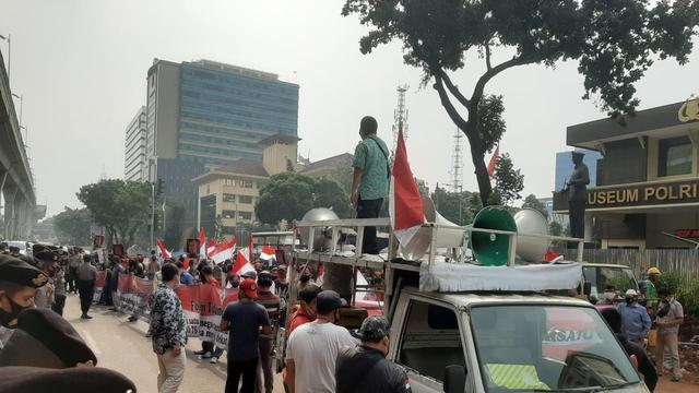Massa FIB menggelar demo di depan Mabes Polri mendesak penahanan terhadap tersangka suap penghapusan red notice Djoko Tjandra