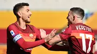 Gelandang AS Roma, Jordan Veretout (kanan) melakukan selebrasi bersama Lorenzo Pellegrini usai mencetak gol pertama timnya ke gawang Udinese dalam laga lanjutan Liga Italia 2020/21 pekan ke-22 di Olimpico Stadium, Roma, Minggu (14/1/2021). AS Roma menang 3-0 atas Udinese. (AFP/Alberto Pizzoli)