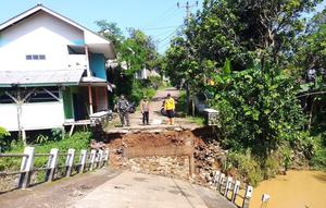 Jembatan Putus Diterjang Banjir, Akses Utama Dua Kecamatan di Sukabumi Lumpuh Total