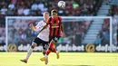 Bek Arsenal Oleksandr Zinchenko (kiri) dan pemain Bournemouth Marcus Tavernier (kanan) berebut bola pada pertandingan sepak bola Liga Premier Inggris di Stadion Vitality, Bournemouth, Inggris, 20 Agustus 2022. Arsenal menang 3-0. (Glyn KIRK/AFP)