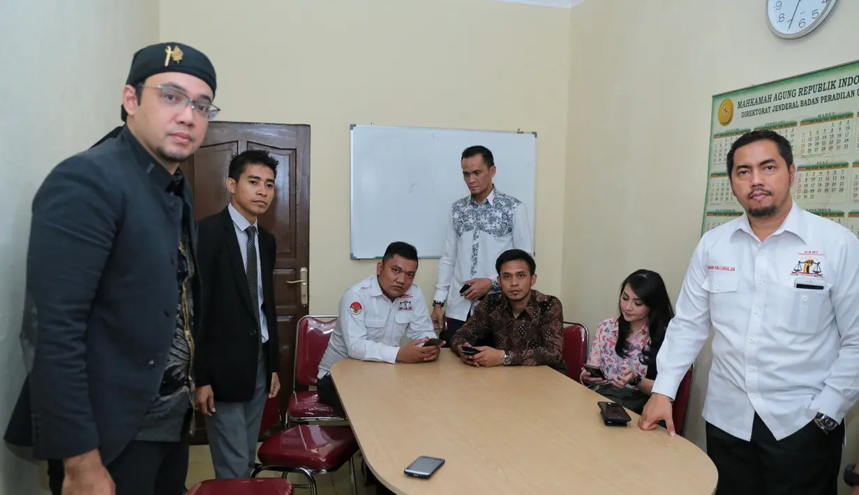 Setelah beberapa tahun resmi cerai, Tessa Kaunang dan Sandy Tumiwa kembali menjalani sidang. Kali ini, mantan pasangan suami istri itu menjalani sidang terkait hak asuh anak. (Adrian Putra/Bintang.com)