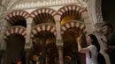 Wisatawan mengunjungi Masjid Katedral Cordoba di kota Cordoba, Spanyol pada 26 September 2018. Arsitektur masjid ini menganut selain khas Maroko juga bergaya campuran antara Yunani kuno dan Romawi. (AFP/JORGE GUERRERO)