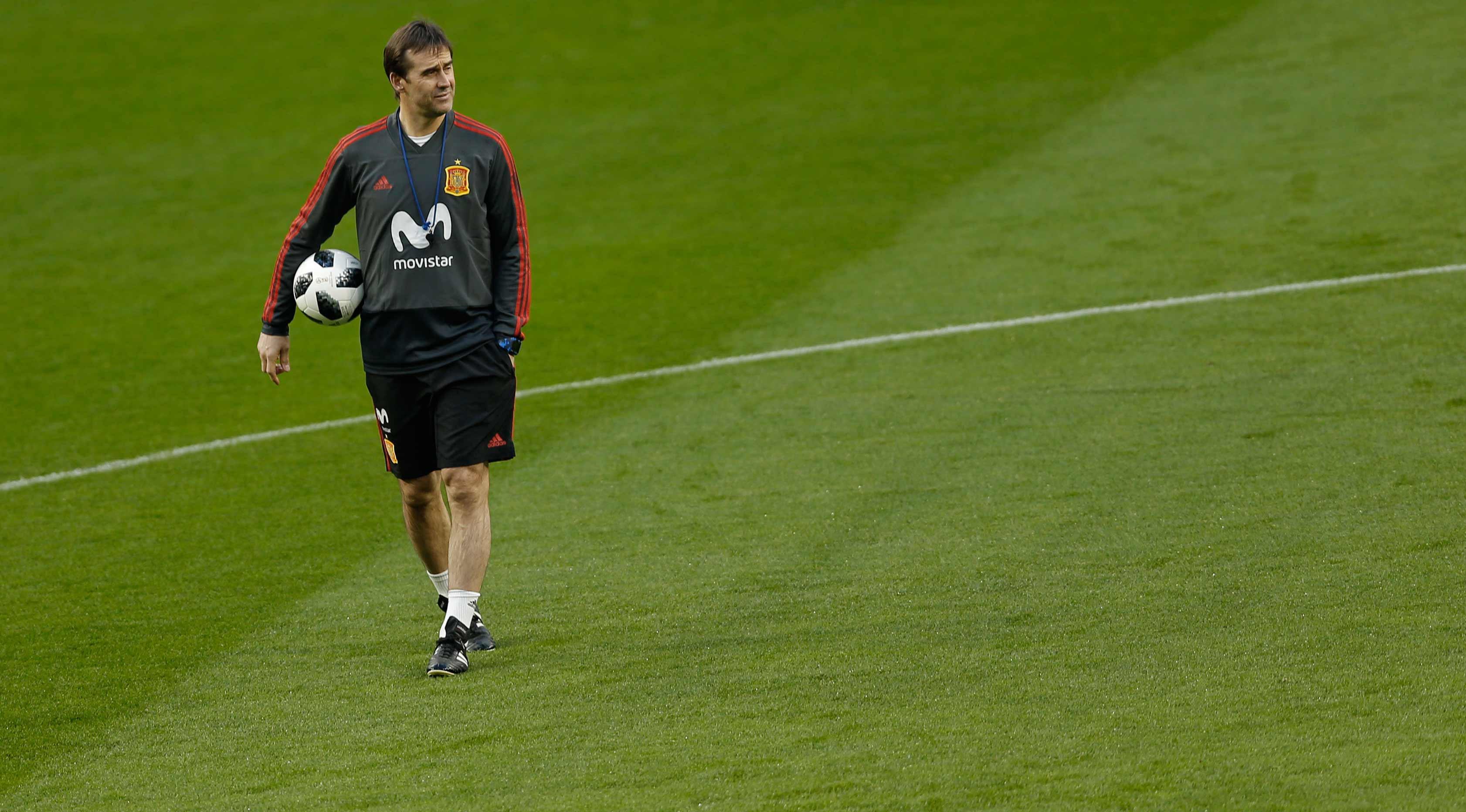 Pelatih Spanyol, Julen Lopetegui melihat pemainnya berlatih di stadion Wanda Metropolitano, Madrid, (26/3). Spanyol akan memainkan pertandingan sepak bola persahabatan internasional melawan Argentina pada Rabu (28/3) dini hari. (AP Photo / Francisco Seco)