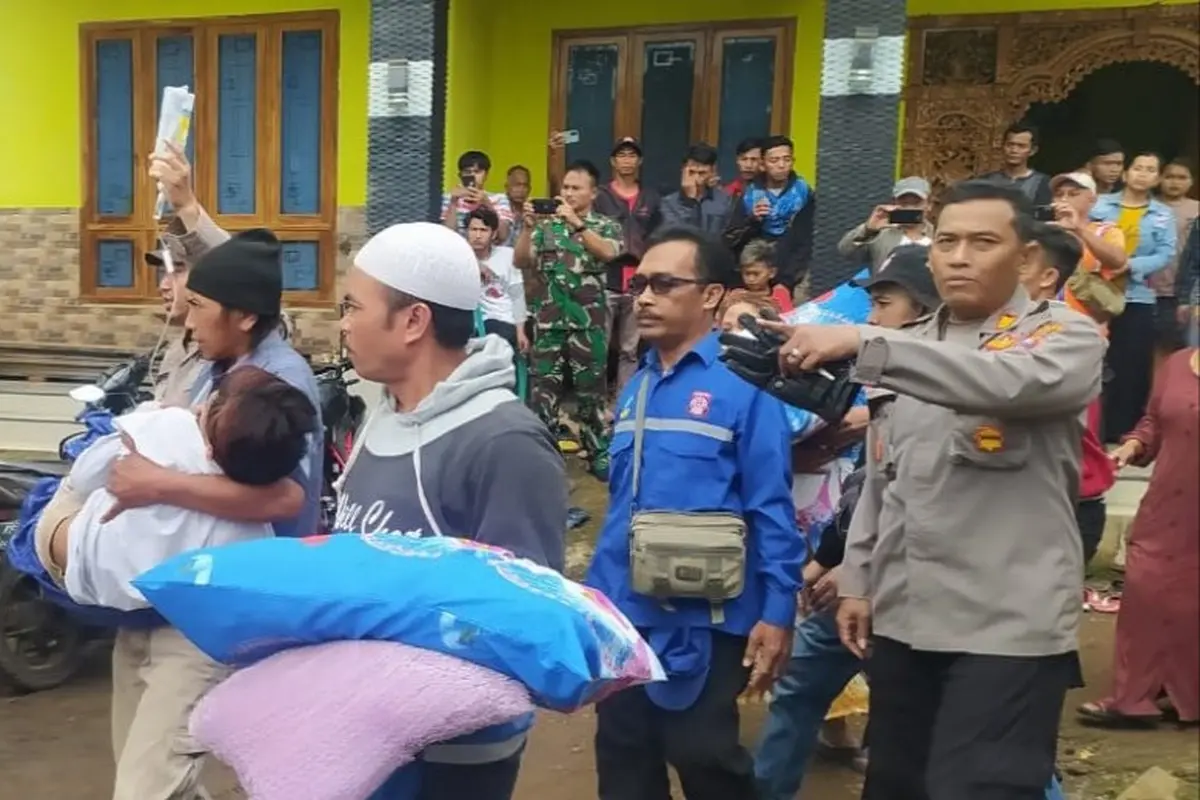 Korban hilang di lereng Gunung Argopuro dievakuasi ke Puskesmas Sumbermalang untuk mendapatkan pertolongan Medis (Istimewa)