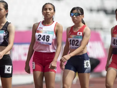 Putri Ni Made Arianti pelari Indonesia berhasil meraih medali perak di cabang para atletik nomor lari 400 meter T13 pada Asian Para Games 2018, di Stadion Utama Gelora Bung Karno Jakarta, Kamis(11/10/2018).  (Bola.com/Peksi Cahyo)