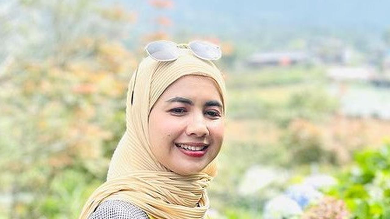 Riwayat pendidikan Zela tak main-main. Ketika menempuh pendidikan sarjana, Zela mengambil S-1 Pendidikan Guru Sekolah Dasar di Universitas Negeri Yogyakarta. Pendidikan S-2 mengambil Manajemen Bencana di Universitas Gadjah Mada (UGM).