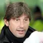 Pelatih AC Milan, Leonardo tiba di Bandara Manchester pada 9 Maret 2010 jelang leg kedua babak 16 besar Liga Champions menghadapi Manchester United di Old Trafford. AFP PHOTO/PAUL ELLIS