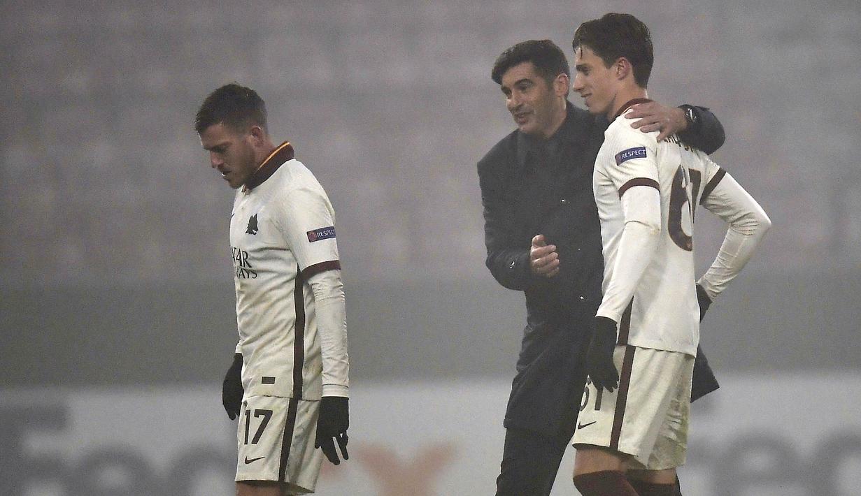 Pelatih AS Roma, Paulo Fonseca (tengah), memeluk bek Riccardo Calafiori usai laga lanjutan Liga Europa 2020/21 Grup A melawan CFR Cluj di Cluj-Napoca, Rumania, Kamis (26/11/2020) waktu setempat. AS Roma menang 2-0 atas CFR Cluj. (AFP/Alex Nicodim)