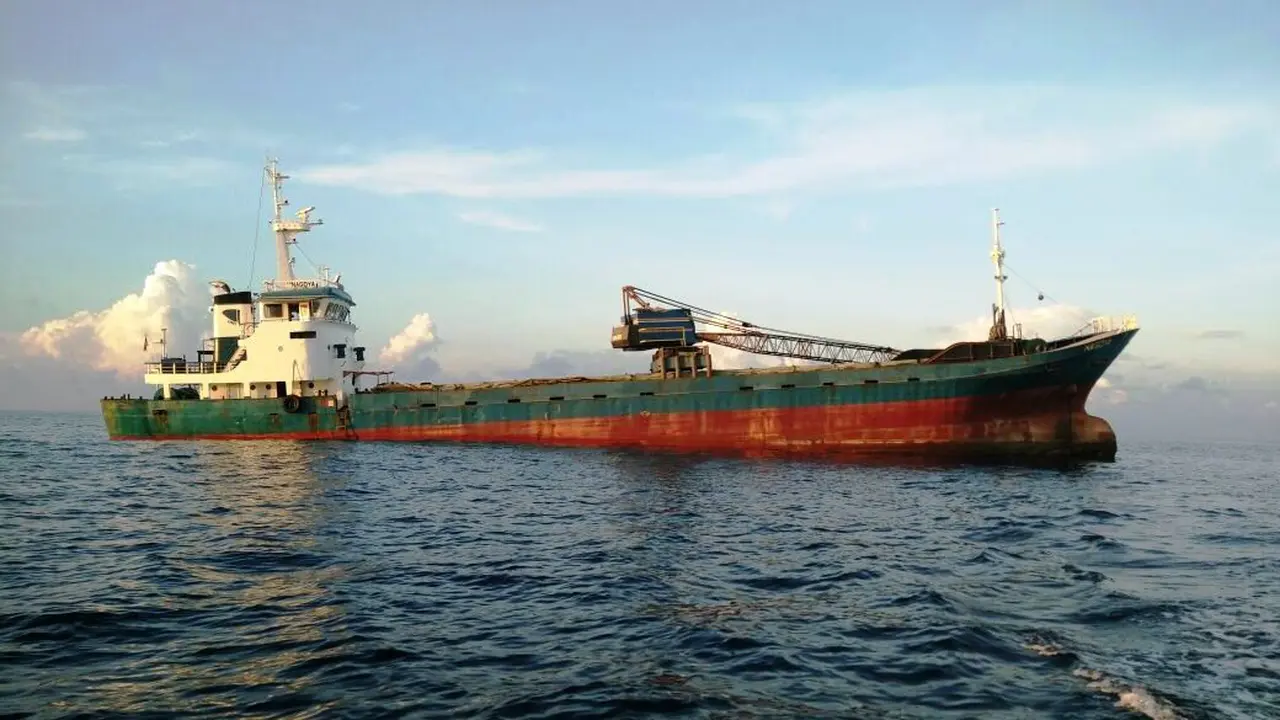 20161001-kapal tenggelam-sumenep-bocor
