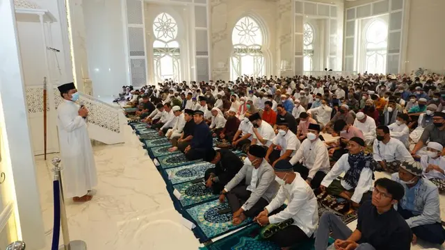 Menteri Badan Usaha Milik Negara (BUMN) Erick Thohir melaksanakan salat Idul Fitri di Masjid At-Thohur, Cimanggis, Depok, Jawa Barat.  (Dok Erick Thohir)