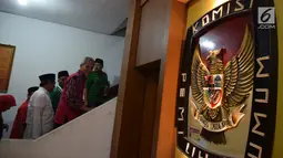 Cagub Jateng Ganjar Pranowo didampingi Cawagub Taj Yasin saat mendaftar di KPUD Jateng, Semarang, Selasa (9/1). Pasangan calon yang diusung PDI-P untuk Pilkada Jateng Ganjar Pranowo-Taj Yasin mendaftarkan diri ke KPU Provinsi Jateng. (Liputan6.com/Gholib)