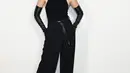 Aura strong femininity juga hadir lewat Lily Aldridge dengan black cashmere bodysuit dan wool wrap trousers yang serba hitam namun tetap sensual. [Dok/Michael Kors].