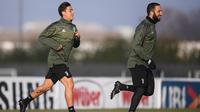 Pemain Juventus, Paulo Dybala dan Gonzalo Higuain, saat sesi latihan jelang laga Liga Champions di kompleks training center Juventus, Selasa (21/11/2017). Juventus akan berhadapan dengan Barcelona. (AFP/Marco Bertorello)