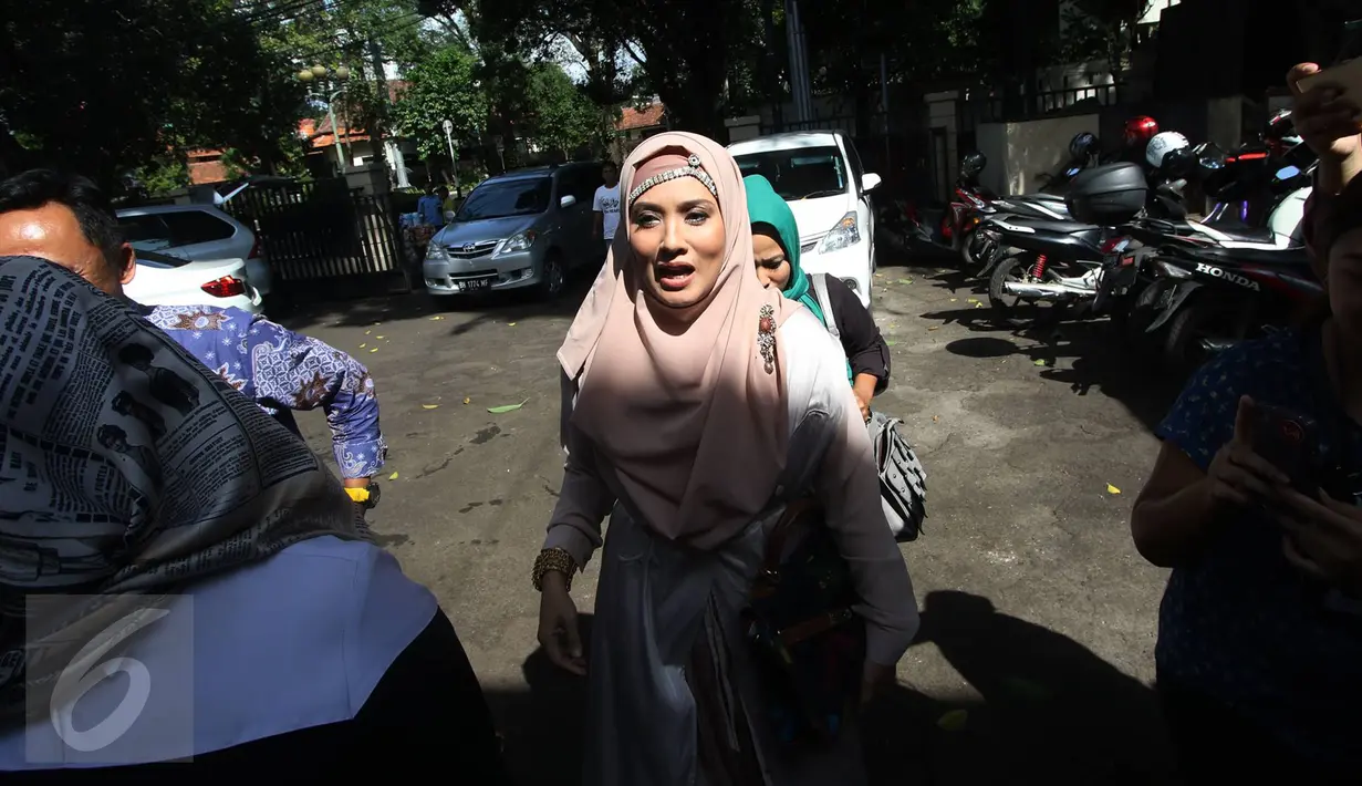 Aktris Elma Theana setibanya di kantor KPAI, Jakarta, Selasa (20/9). KPAI memanggil Elma Theana guna dimintai keterangan terkait dugaan pelecehan seksual terhadap anak yang dilakukan Gatot Brajamusti. (Liputan6.com/Immanuel Antonius)