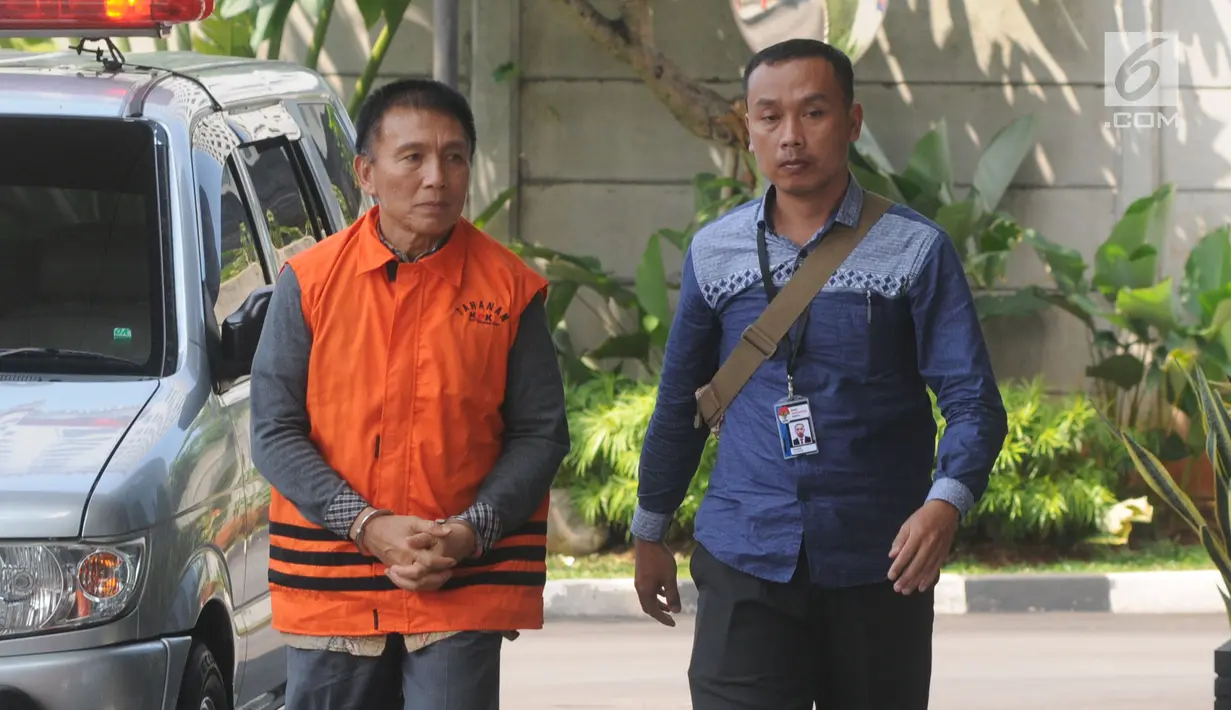 Bendahara Umum KONI Jhonny E Awuy (kiri) tiba di Gedung KPK, Jakarta, Senin (7/1). Jhonny akan menjalani pemeriksaan perdana pascaterjaring Operasi Tangkap Tangan (OTT) KPK. (Merdeka.com/Dwi Narwoko)
