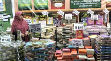 Pengunjung melihat buku yang hendak dibeli pada pameran Islamic Book Fair 2016 di Jakarta, Selasa (1/3). Ratusan penerbit meramaikan pameran buku keislaman terbesar di Indonesia itu dengan penawaran diskon mulai dari 20%-80%. (Liputan6.com/Angga Yuniar)